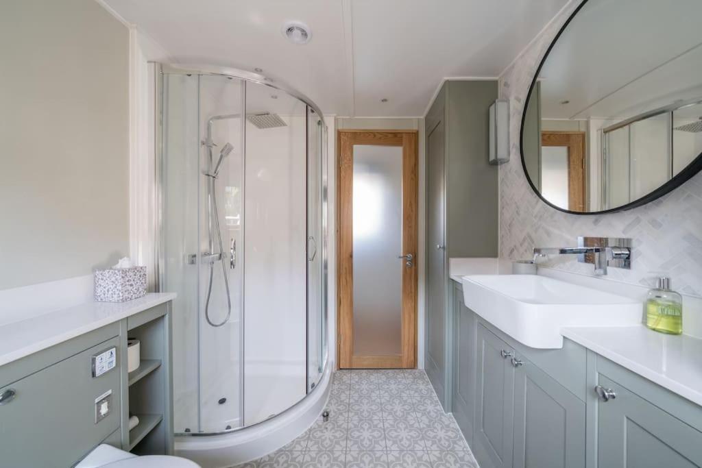 Luxurious Houseboat Near Canary Wharf In ロンドン エクステリア 写真