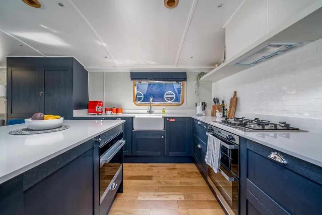 Luxurious Houseboat Near Canary Wharf In ロンドン エクステリア 写真