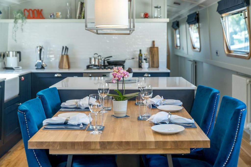 Luxurious Houseboat Near Canary Wharf In ロンドン エクステリア 写真