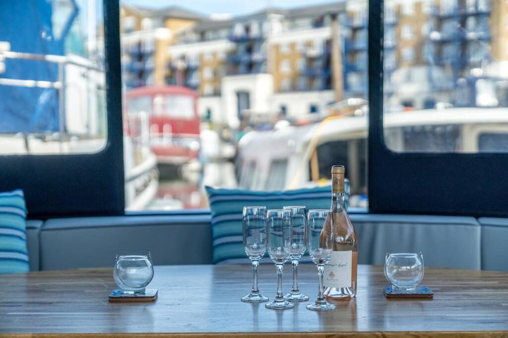 Luxurious Houseboat Near Canary Wharf In ロンドン エクステリア 写真
